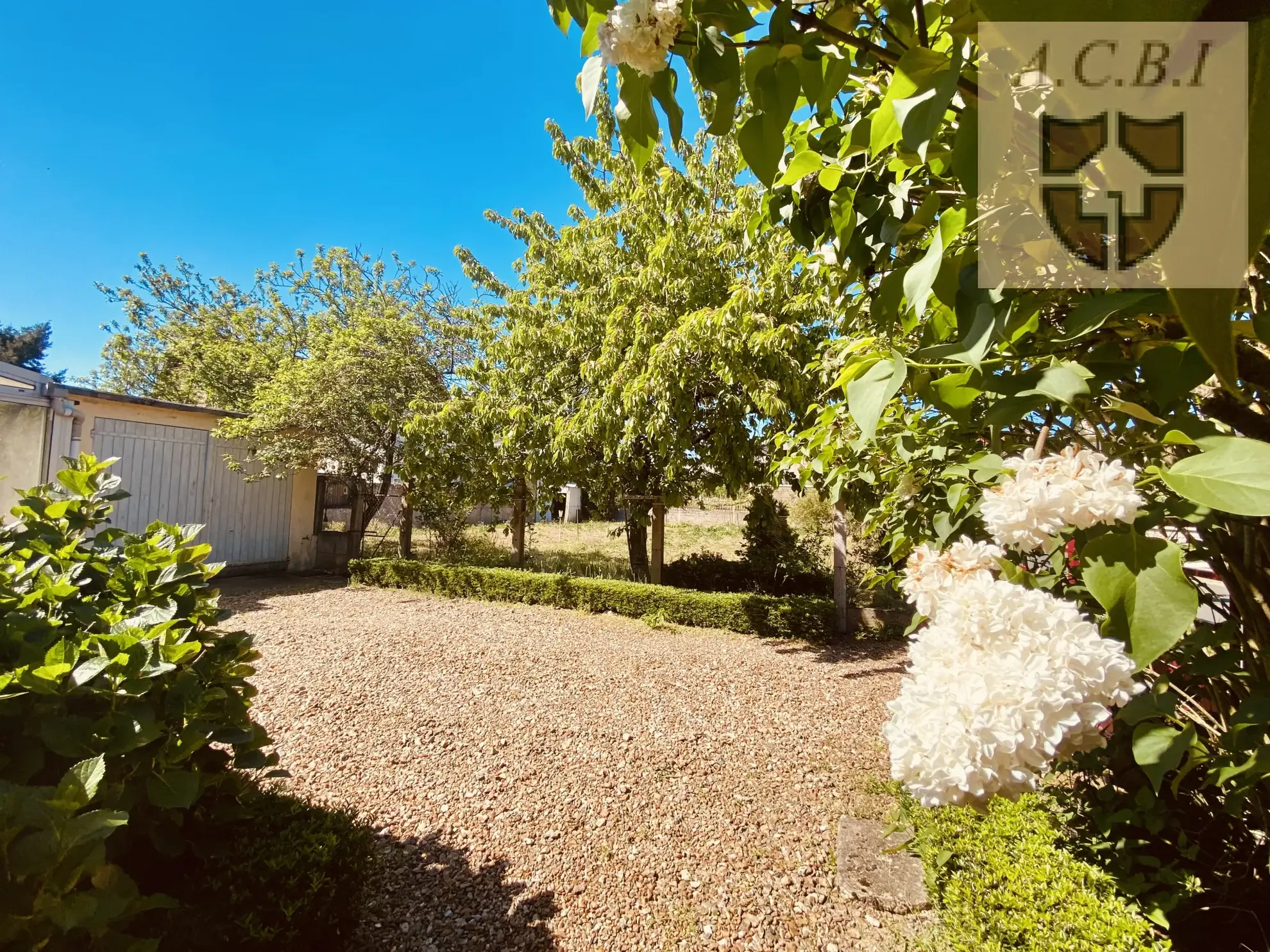 Maison à vendre à Vendôme avec jardin, garage et potentiel de rénovation 