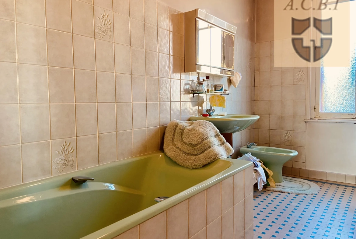 Maison à vendre à Vendôme avec jardin, garage et potentiel de rénovation 
