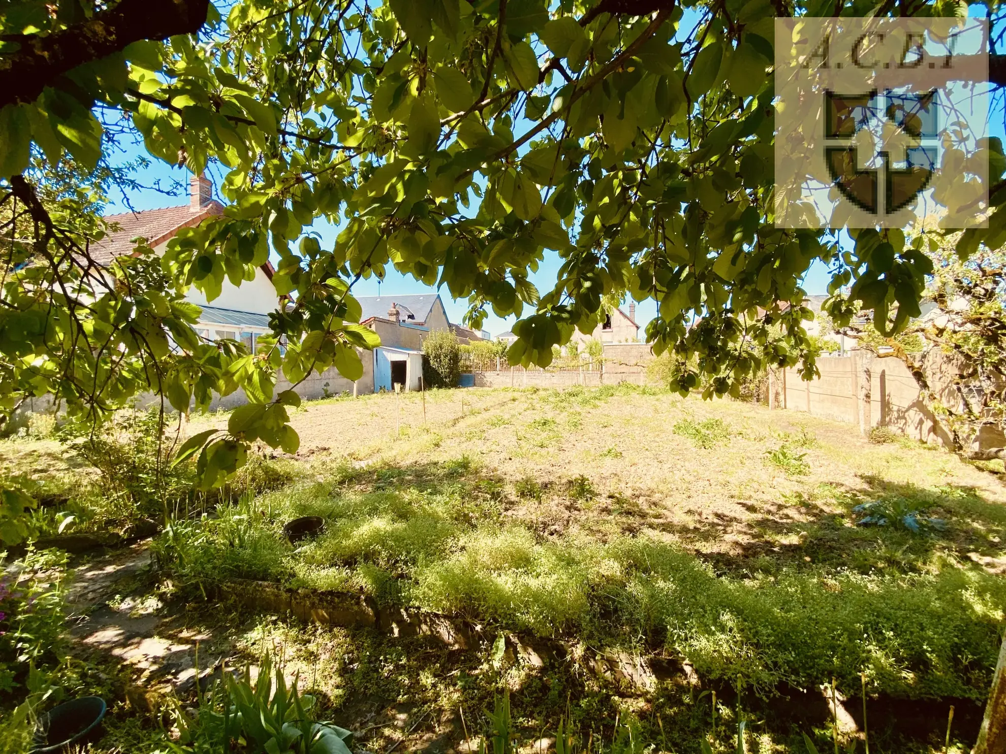 Maison à vendre à Vendôme avec jardin, garage et potentiel de rénovation 
