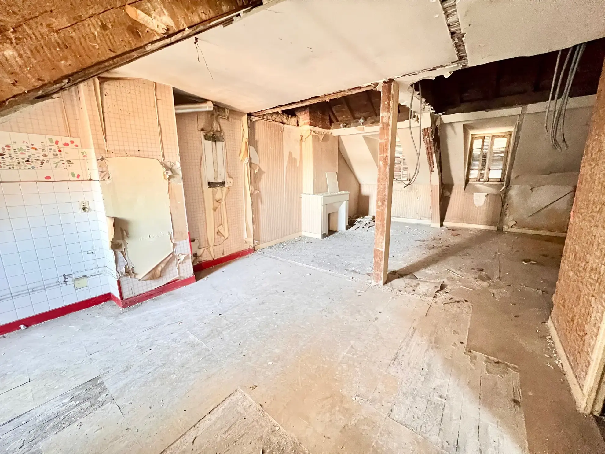 Immeuble à rénover à Tarbes – Opportunité d'investissement dans le centre-ville 