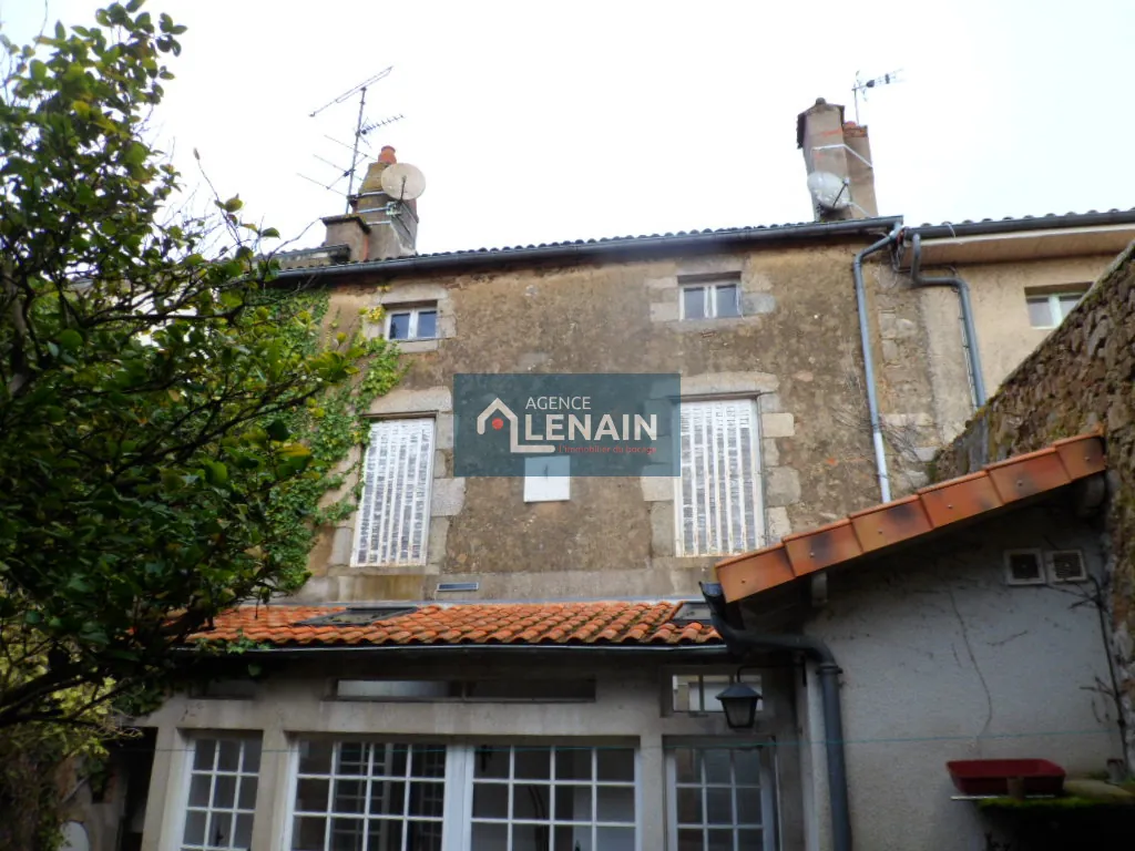 Maison de ville à Cerizay avec grand terrain et dépendance, idéal rénovation 