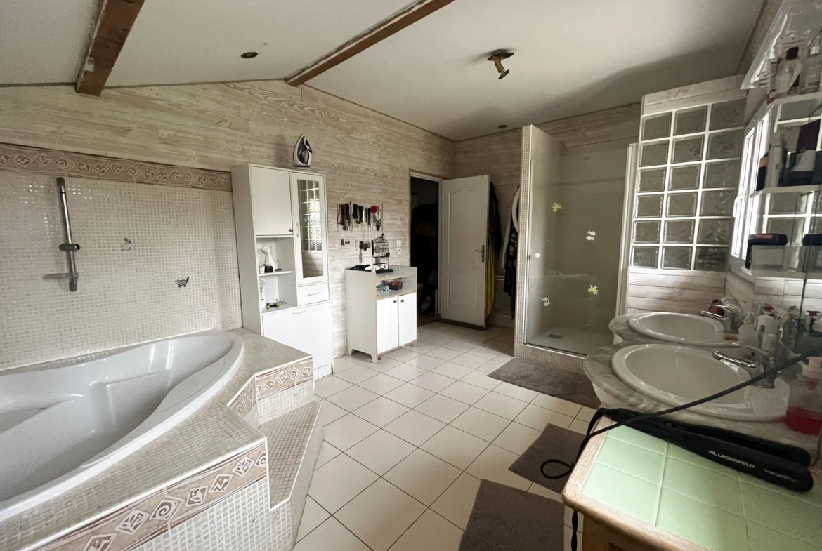 Maison en pierre avec piscine à Mauzé-sur-le-Mignon - 3 chambres, terrain clos 