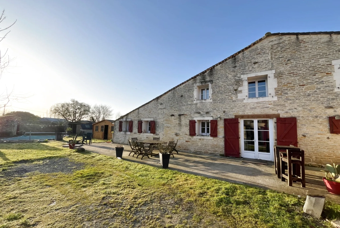 Maison en pierre avec piscine à Mauzé-sur-le-Mignon - 3 chambres, terrain clos 