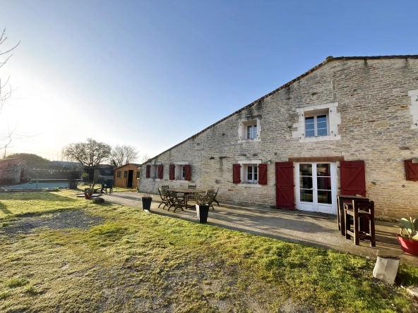 Maison en pierre avec piscine à Mauzé-sur-le-Mignon - 3 chambres, terrain clos