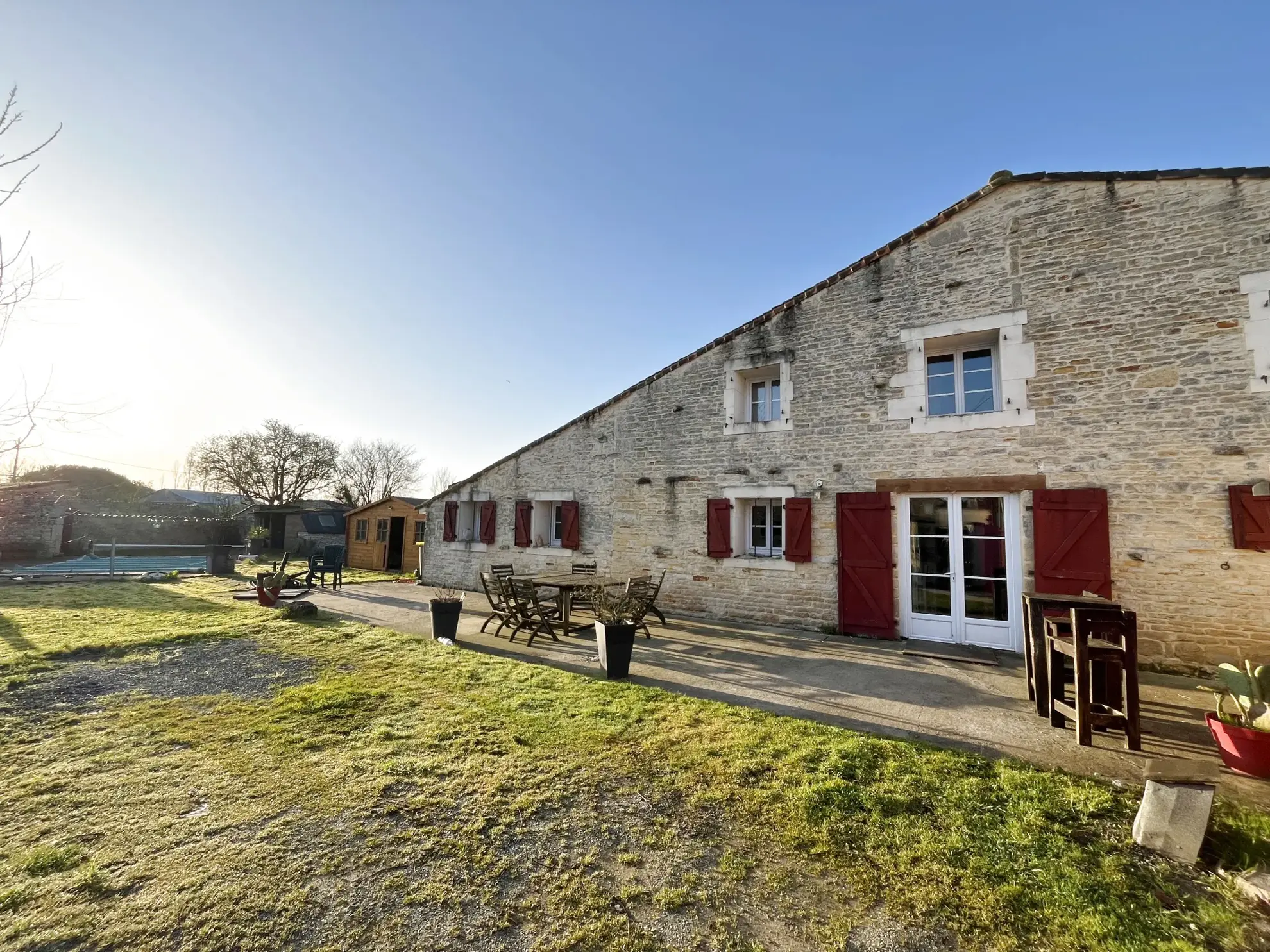 Maison en pierre avec piscine à Mauzé-sur-le-Mignon - 3 chambres, terrain clos 