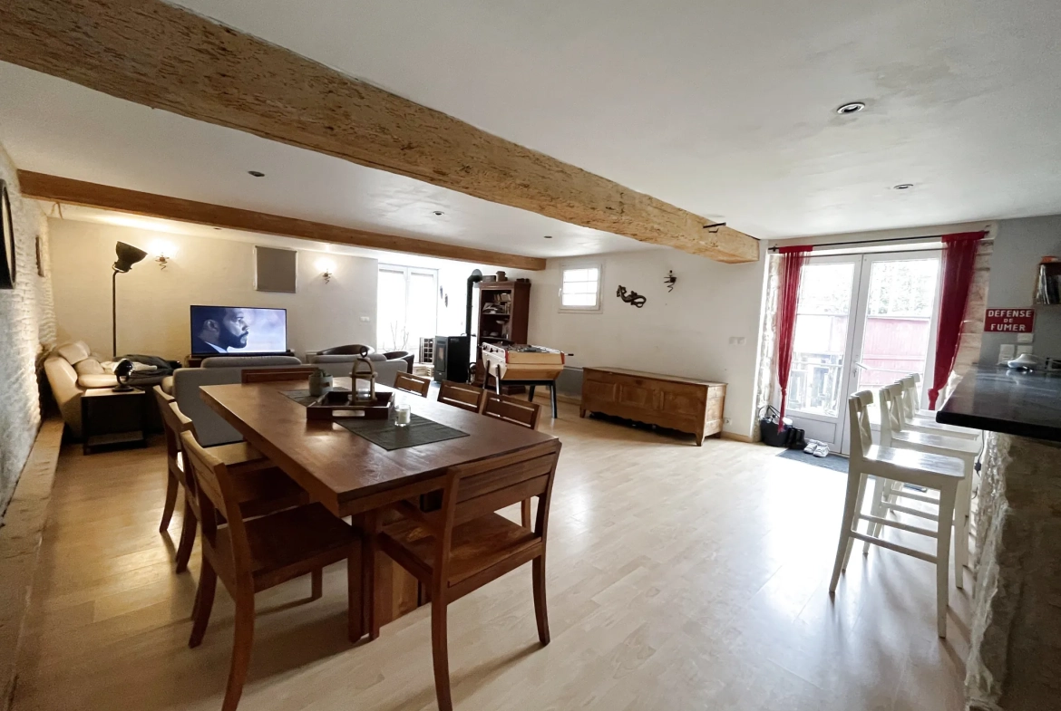 Maison en pierre avec piscine à Mauzé-sur-le-Mignon - 3 chambres, terrain clos 