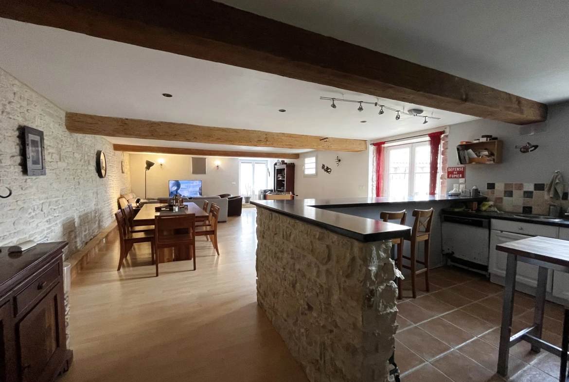 Maison en pierre avec piscine à Mauzé-sur-le-Mignon - 3 chambres, terrain clos 