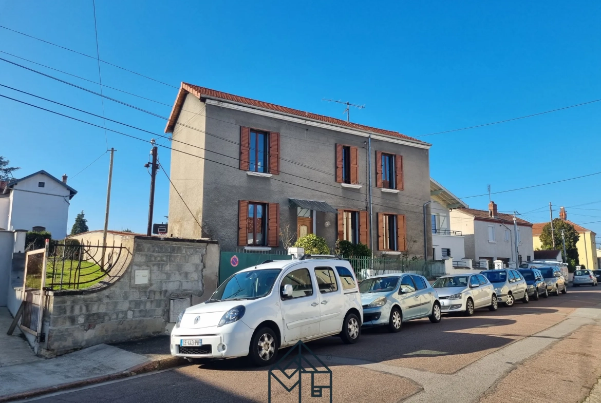 Maison familiale à Roanne avec grand terrain et dépendances - Exclu 