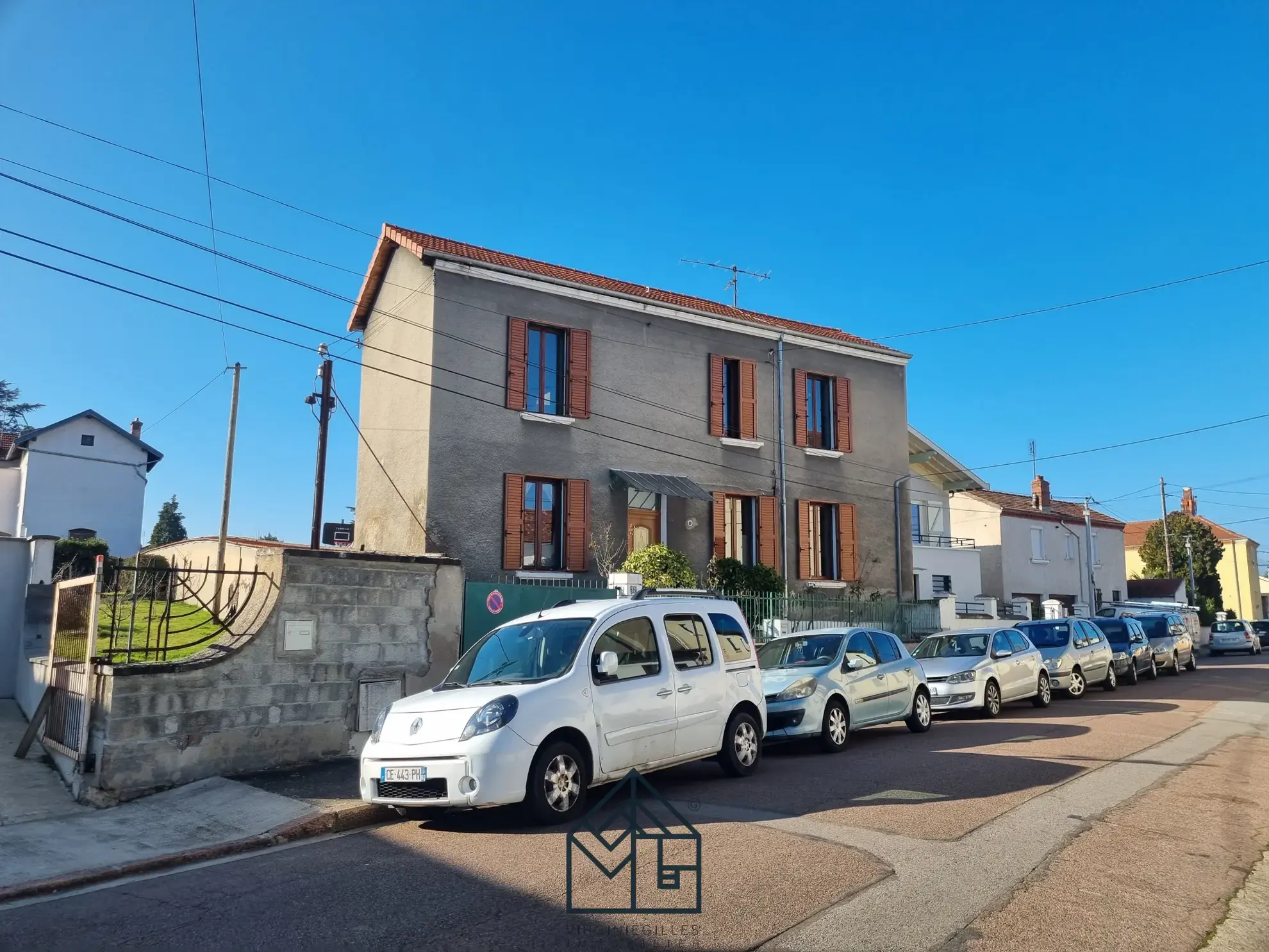 Maison familiale à Roanne avec grand terrain et dépendances - Exclu 