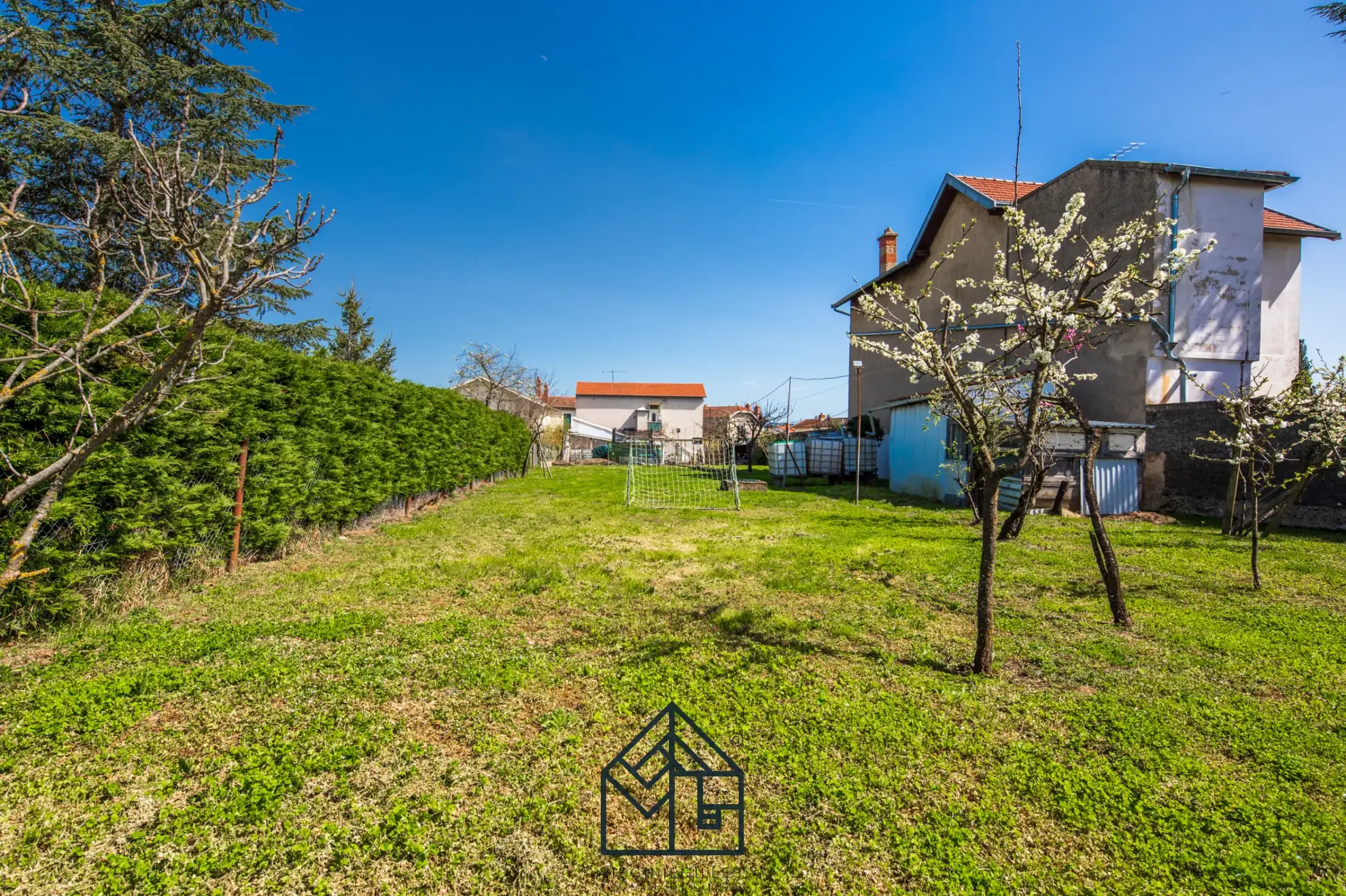 Maison familiale à Roanne avec grand terrain et dépendances - Exclu 
