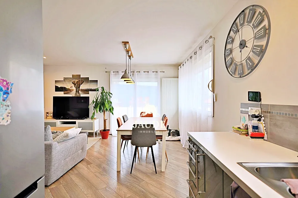 Appartement à vendre à Riom : maison mitoyenne avec piscine et jardin clos 
