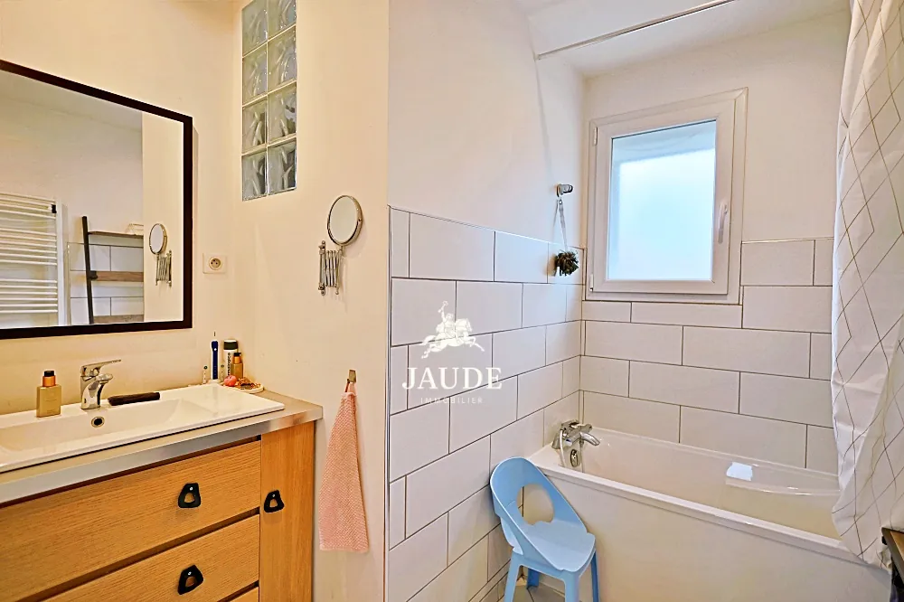Appartement à vendre à Riom : maison mitoyenne avec piscine et jardin clos 