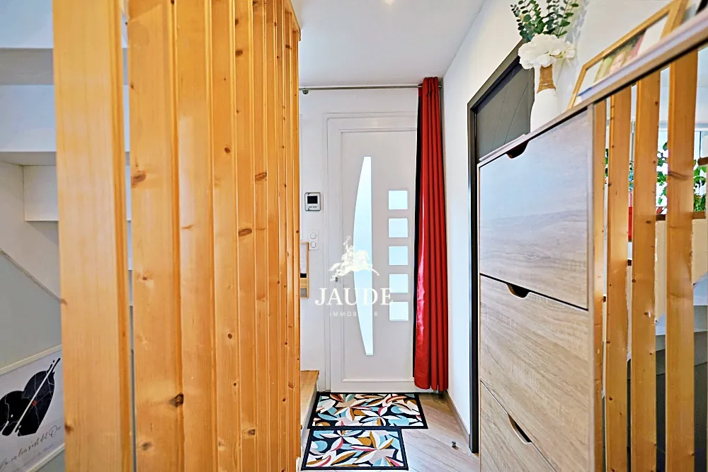 Appartement à vendre à Riom : maison mitoyenne avec piscine et jardin clos 