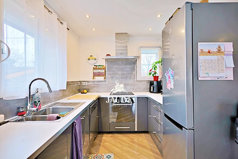 Appartement à vendre à Riom : maison mitoyenne avec piscine et jardin clos 