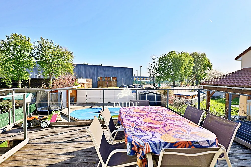 Appartement à vendre à Riom : maison mitoyenne avec piscine et jardin clos 