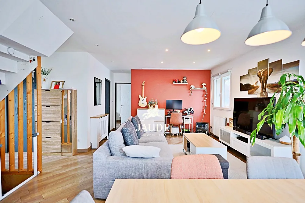 Appartement à vendre à Riom : maison mitoyenne avec piscine et jardin clos 