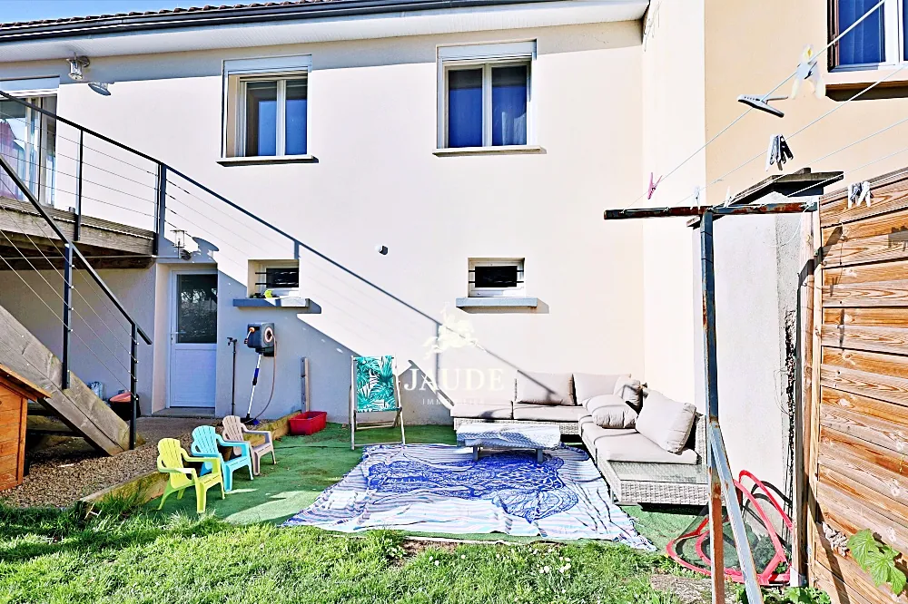 Appartement à vendre à Riom : maison mitoyenne avec piscine et jardin clos 