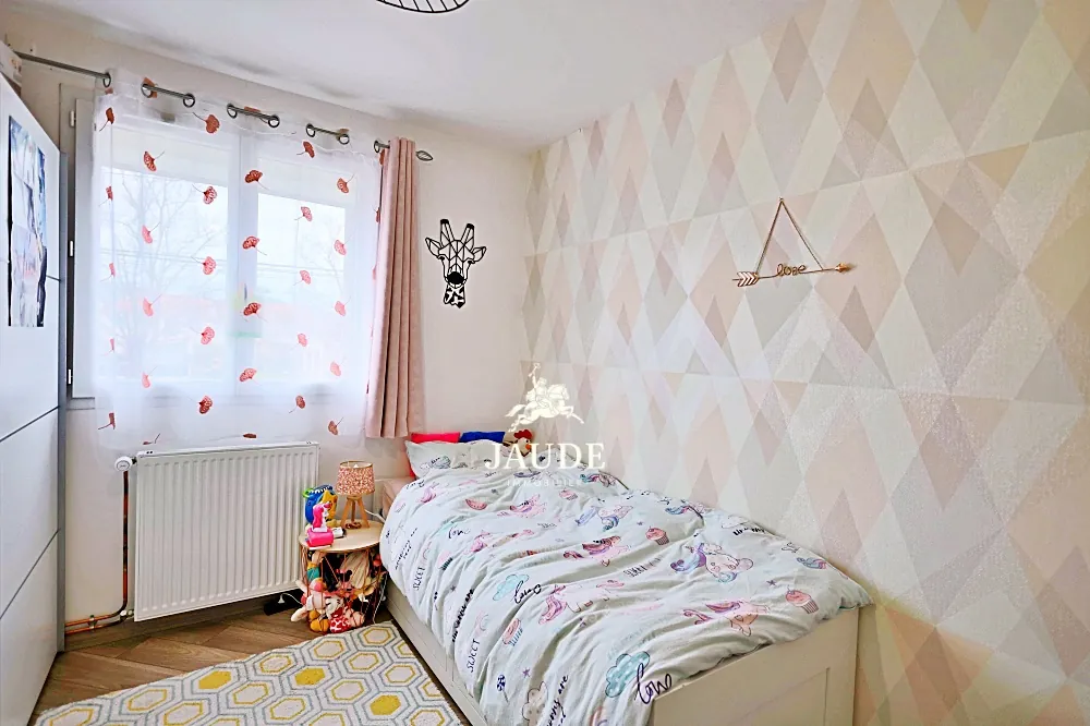 Appartement à vendre à Riom : maison mitoyenne avec piscine et jardin clos 