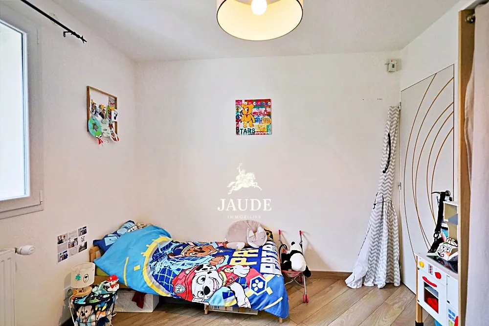 Appartement à vendre à Riom : maison mitoyenne avec piscine et jardin clos 
