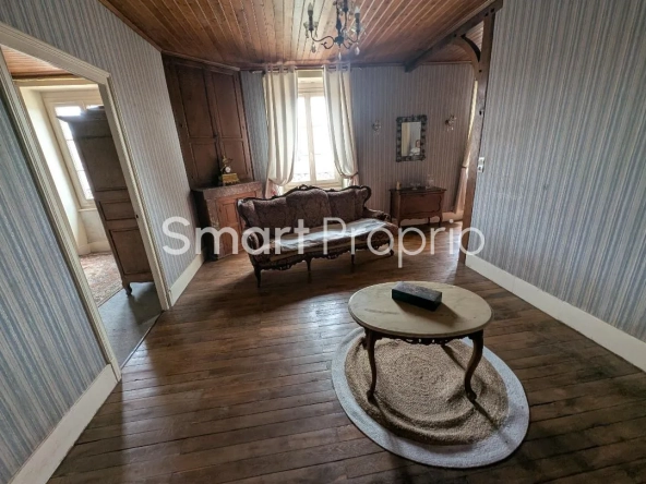 Maison spacieuse avec terrain constructible à Uzerche
