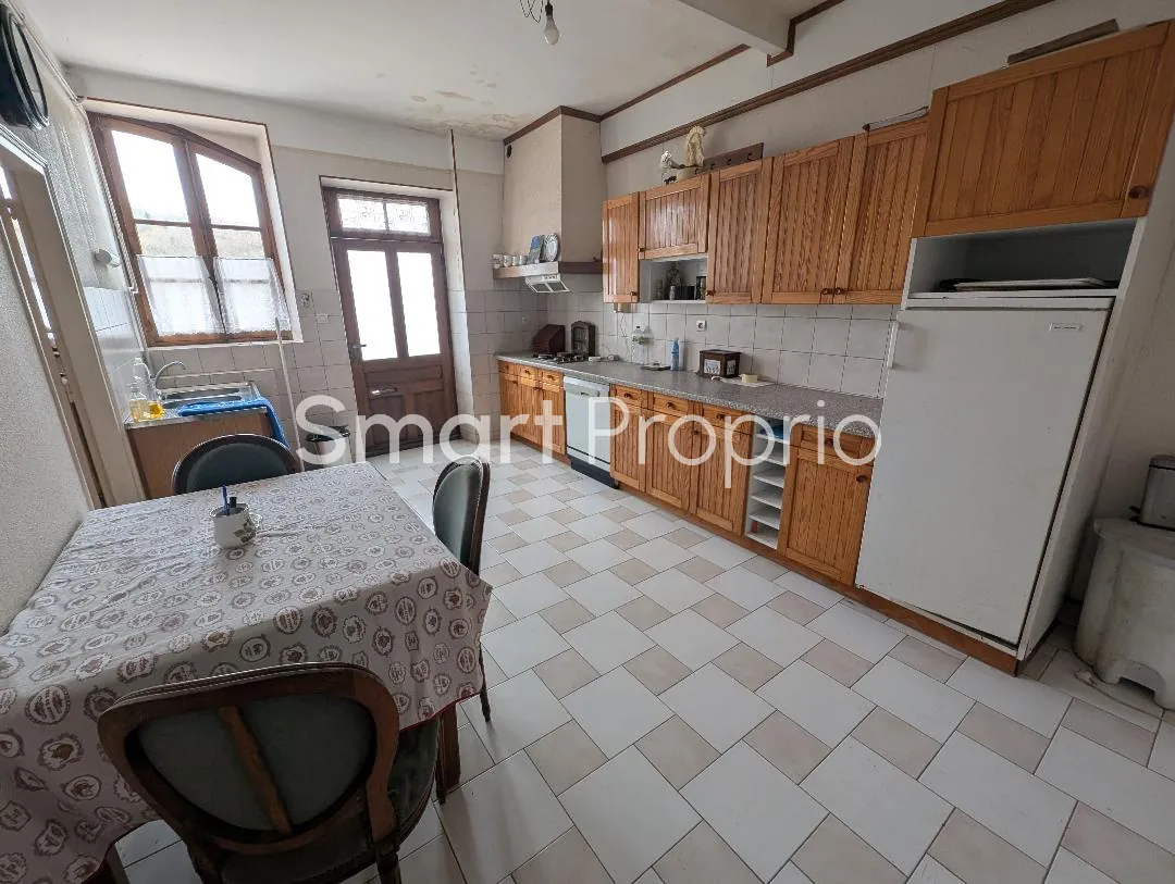 Maison spacieuse avec terrain constructible à Uzerche 