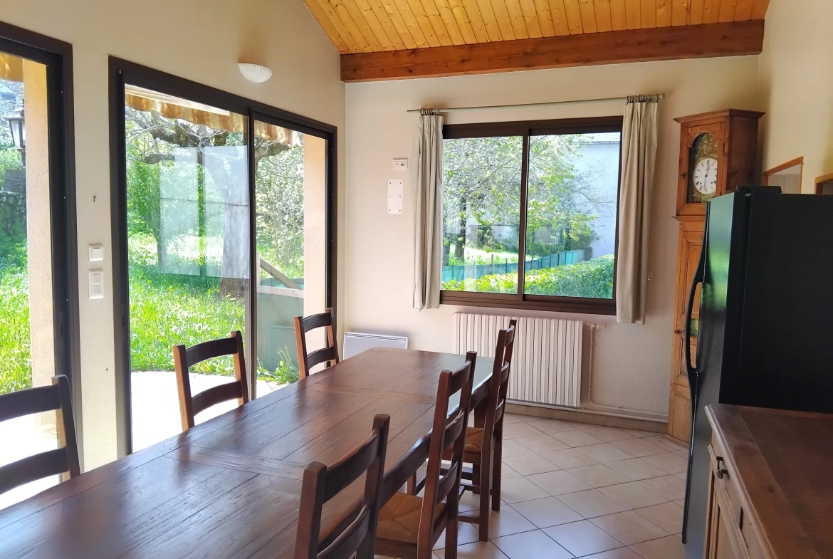 Maison à vendre à Lacaune avec grand garage et espace de rénovation 