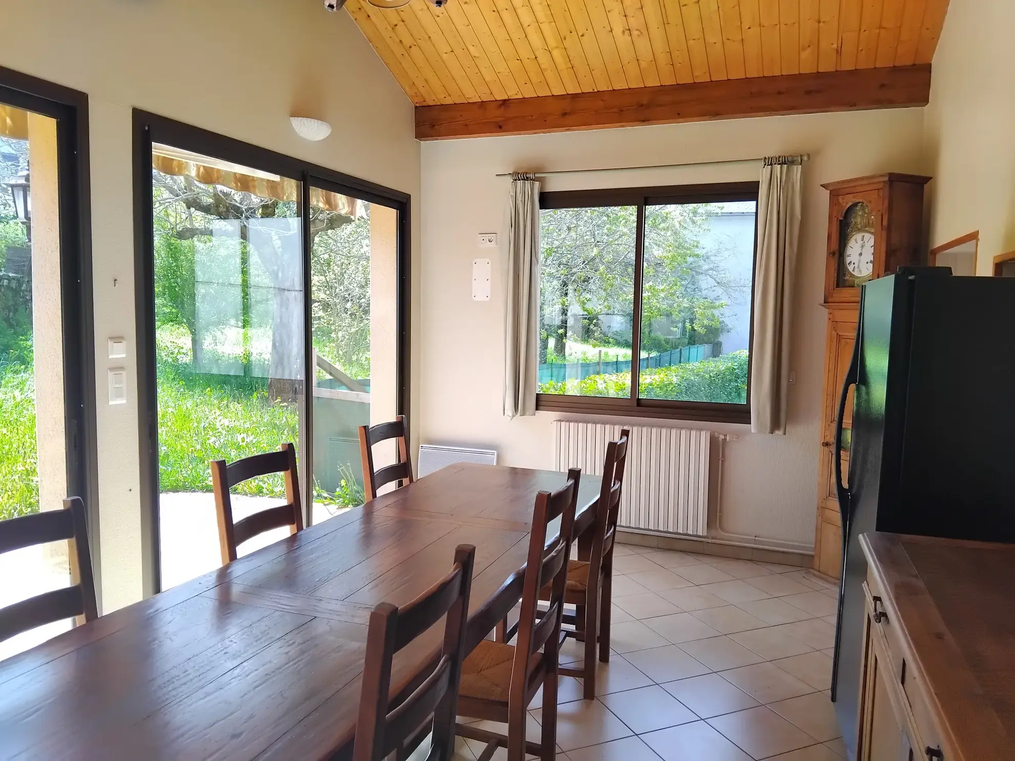 Maison à vendre à Lacaune avec grand garage et espace de rénovation 
