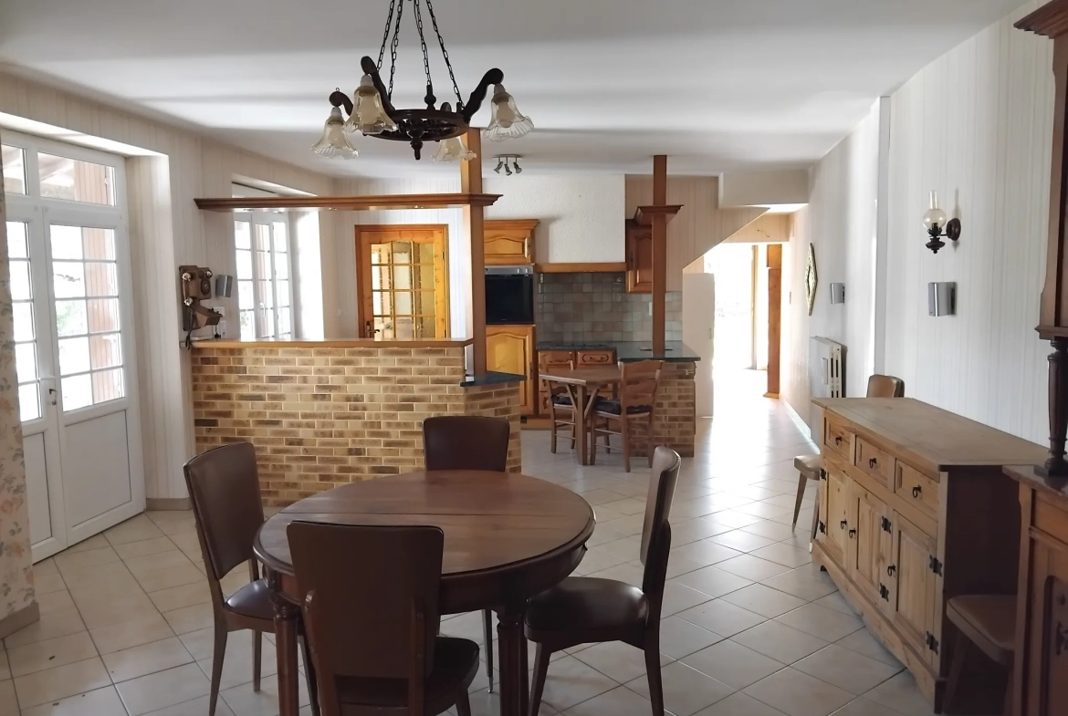 Maison à vendre à Lacaune avec grand garage et espace de rénovation 