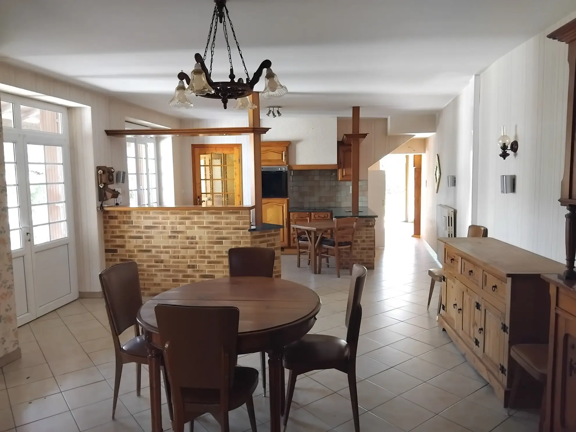 Maison à vendre à Lacaune avec grand garage et espace de rénovation 