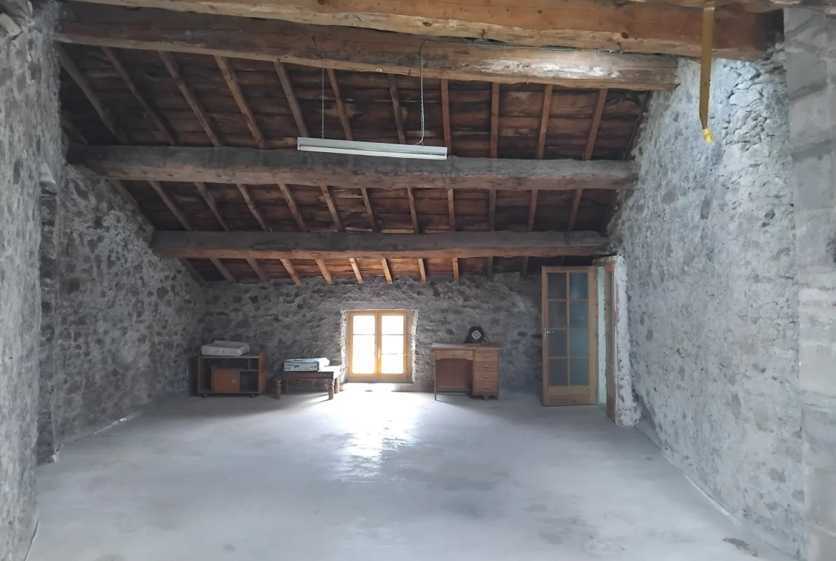 Maison à vendre à Lacaune avec grand garage et espace de rénovation 