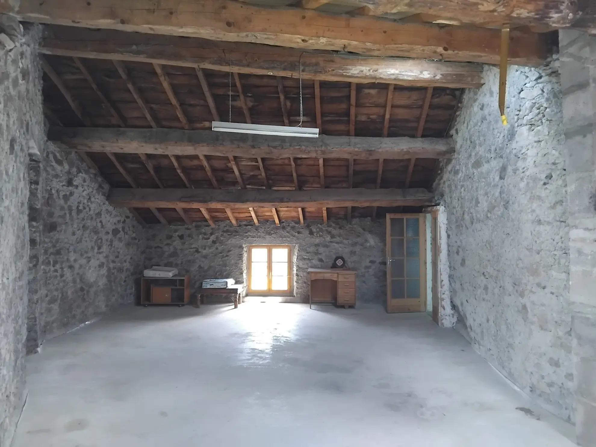 Maison à vendre à Lacaune avec grand garage et espace de rénovation 