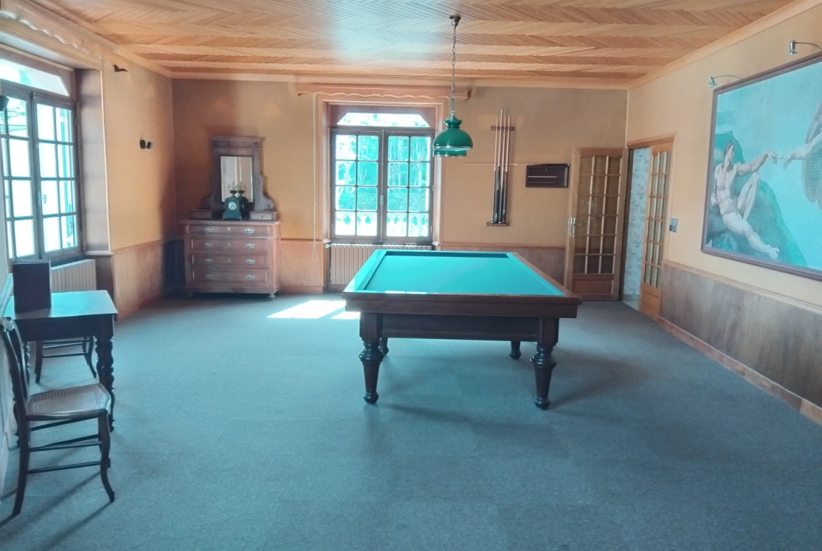 Maison à vendre à Lacaune avec grand garage et espace de rénovation 