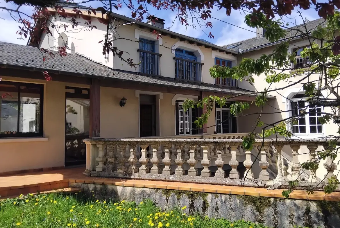 Maison à vendre à Lacaune avec grand garage et espace de rénovation 
