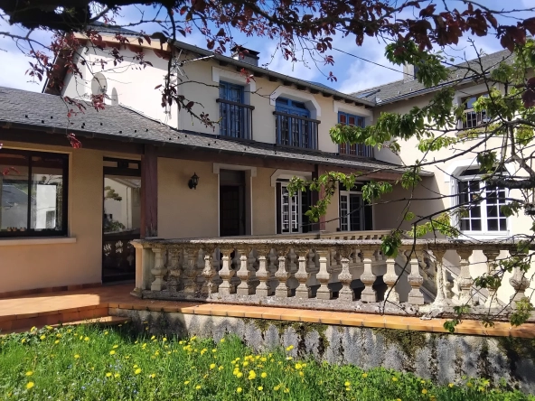 Maison à vendre à Lacaune avec grand garage et espace de rénovation