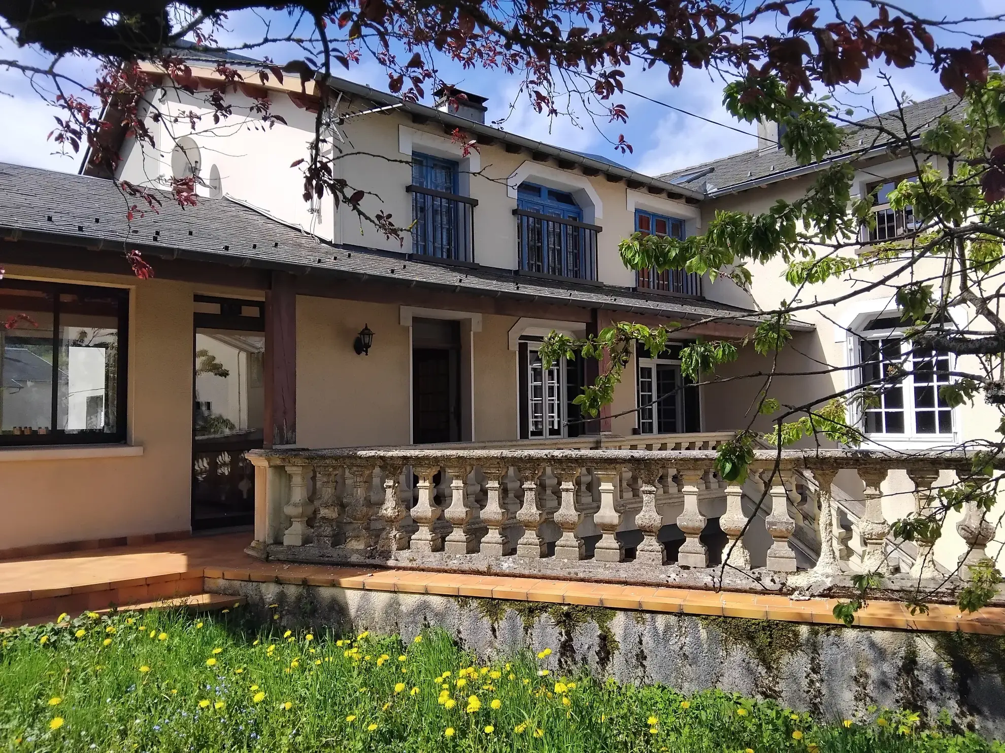 Maison à vendre à Lacaune avec grand garage et espace de rénovation 