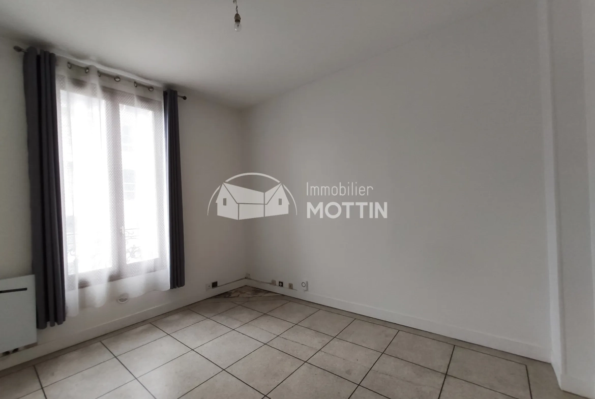Appartement F2 de 30 m² à Ivry-sur-Seine proche transports et jardin 