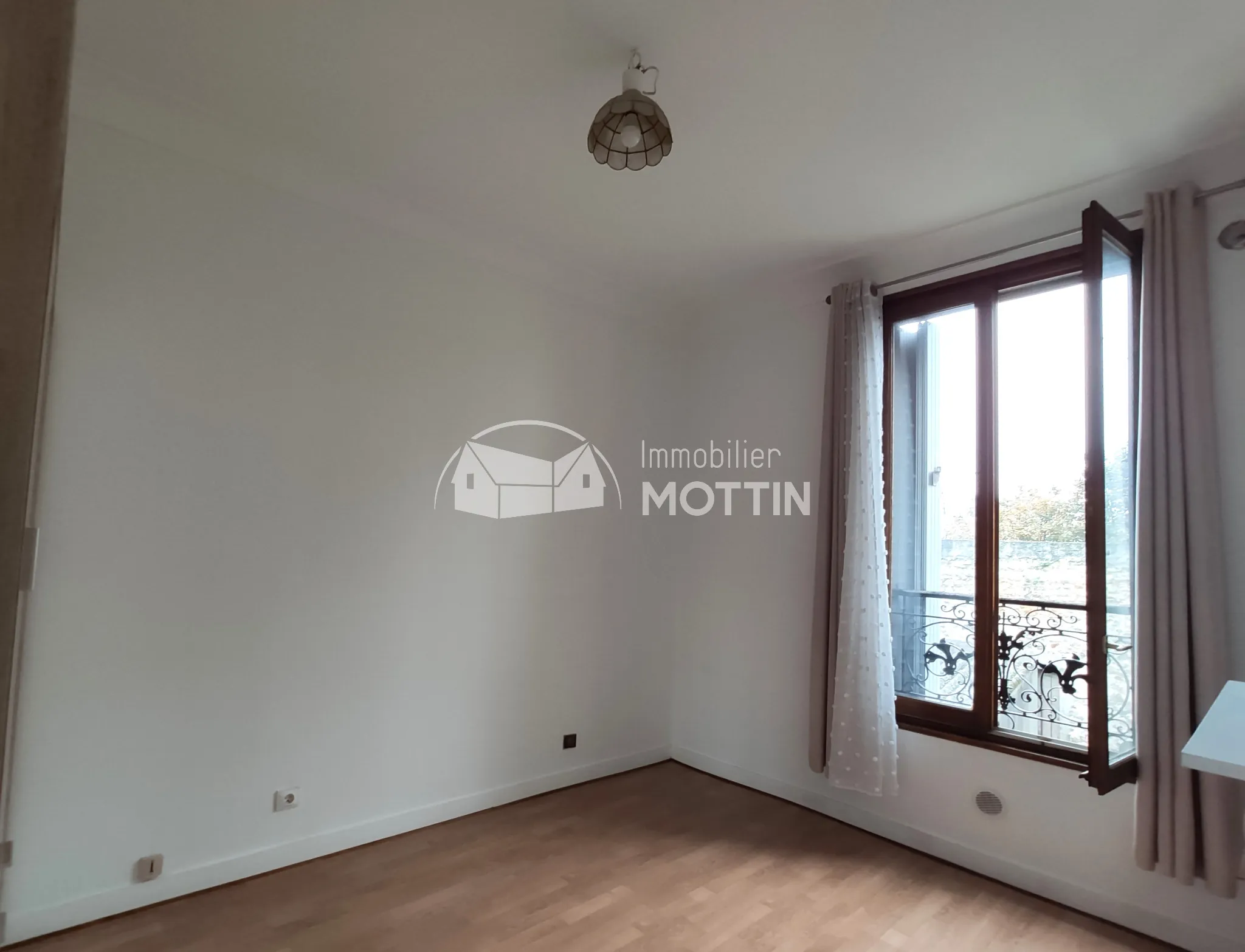 Appartement F2 de 30 m² à Ivry-sur-Seine proche transports et jardin 
