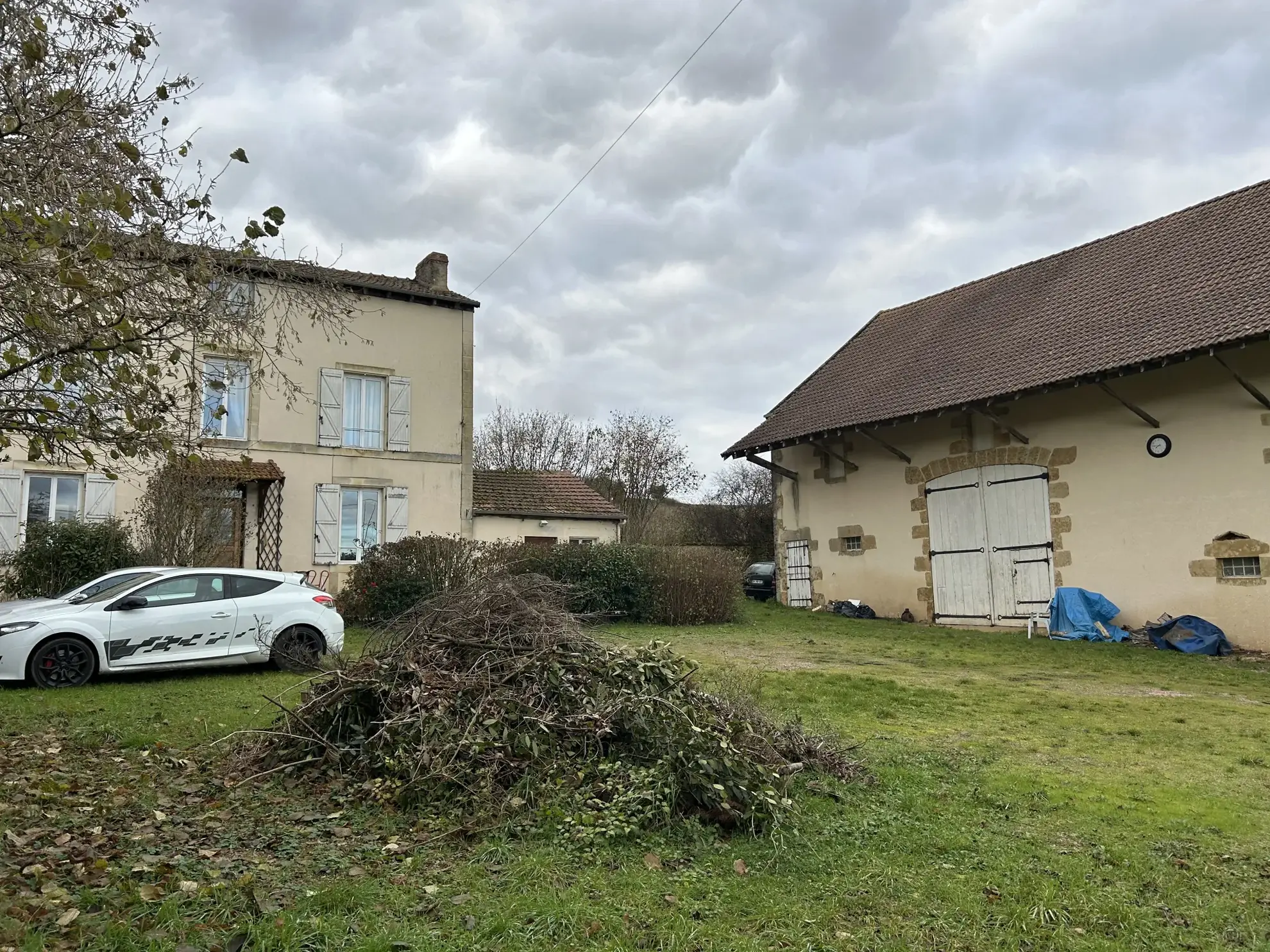 Très belle propriété avec gîte, dépendances et grandes pièces près du Morvan à Varzy 