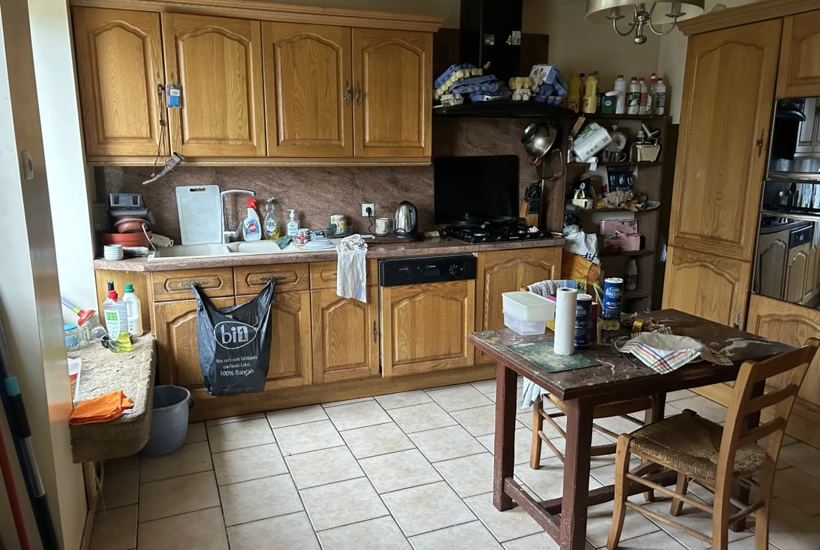 Très belle propriété avec gîte, dépendances et grandes pièces près du Morvan à Varzy 
