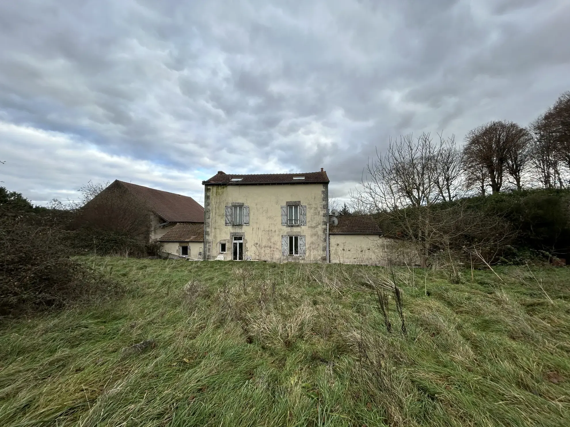 Très belle propriété avec gîte, dépendances et grandes pièces près du Morvan à Varzy 