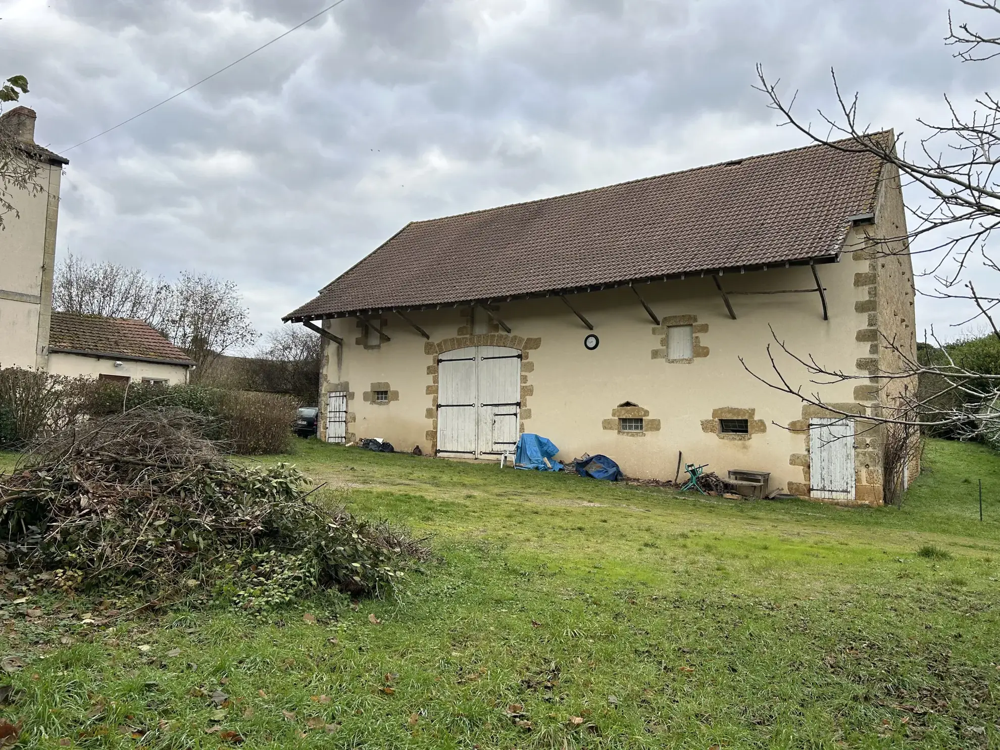 Très belle propriété avec gîte, dépendances et grandes pièces près du Morvan à Varzy 