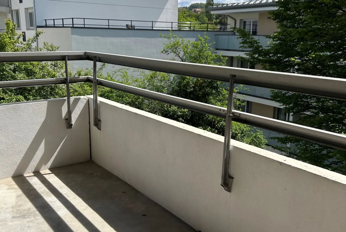 Appartement de 49m² à Thonon-les-Bains près de la gare avec balcons et stationnement 