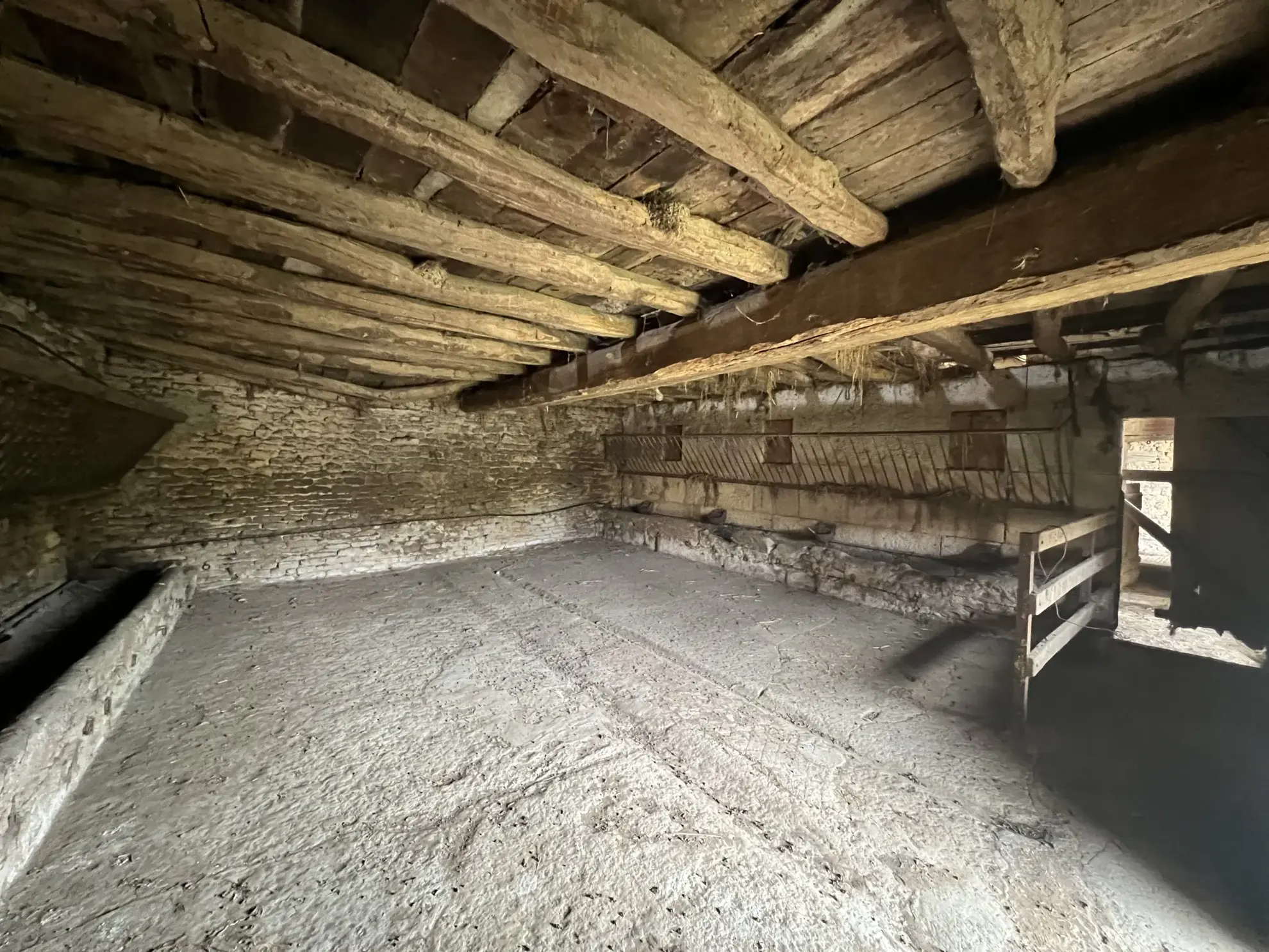 Ancienne grange en pierre à Montbard proche gare TGV — Investissez dans une propriété authentique 