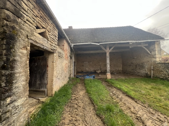 Ancienne grange en pierre à Montbard proche gare TGV — Investissez dans une propriété authentique 