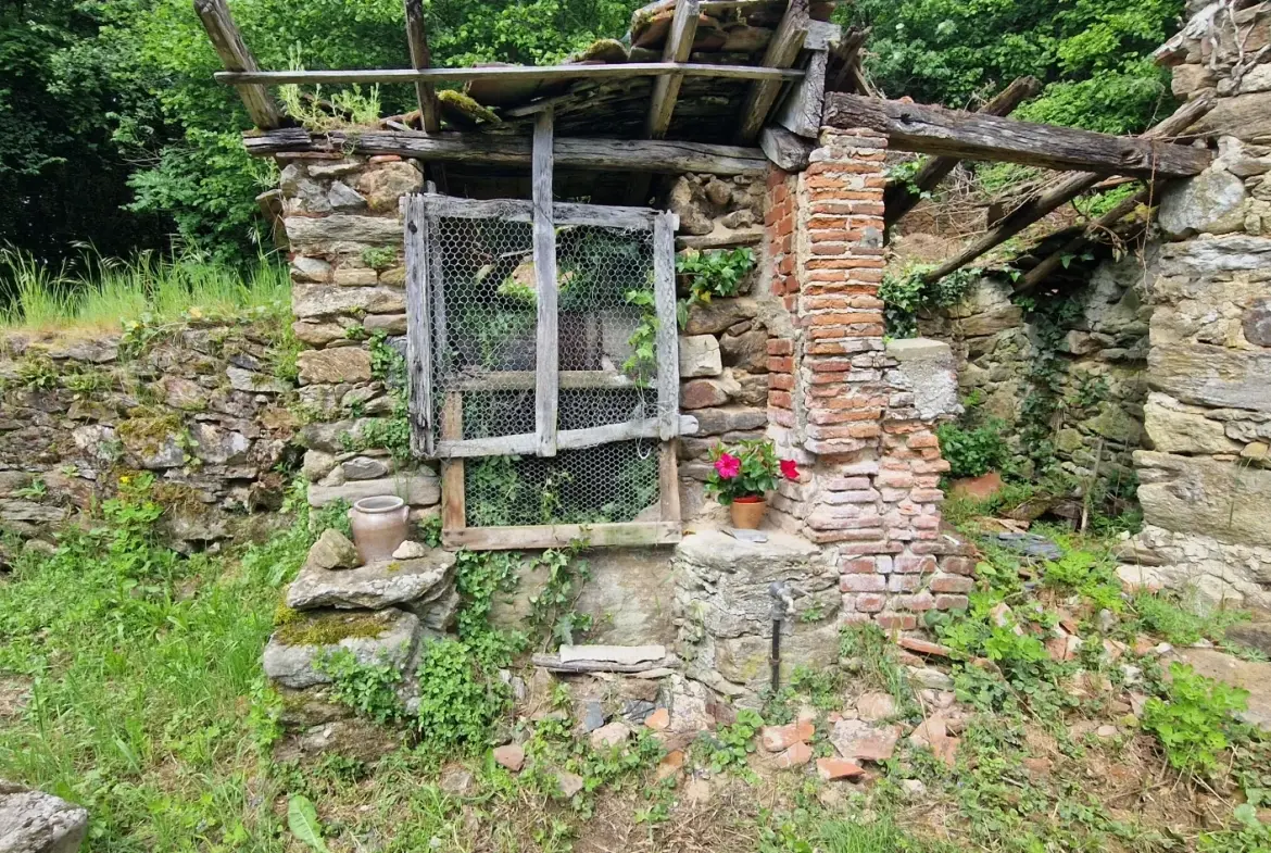 Ensemble en pierres avec maison à rénover et grange à proximité de Pompadour et Lubersac 