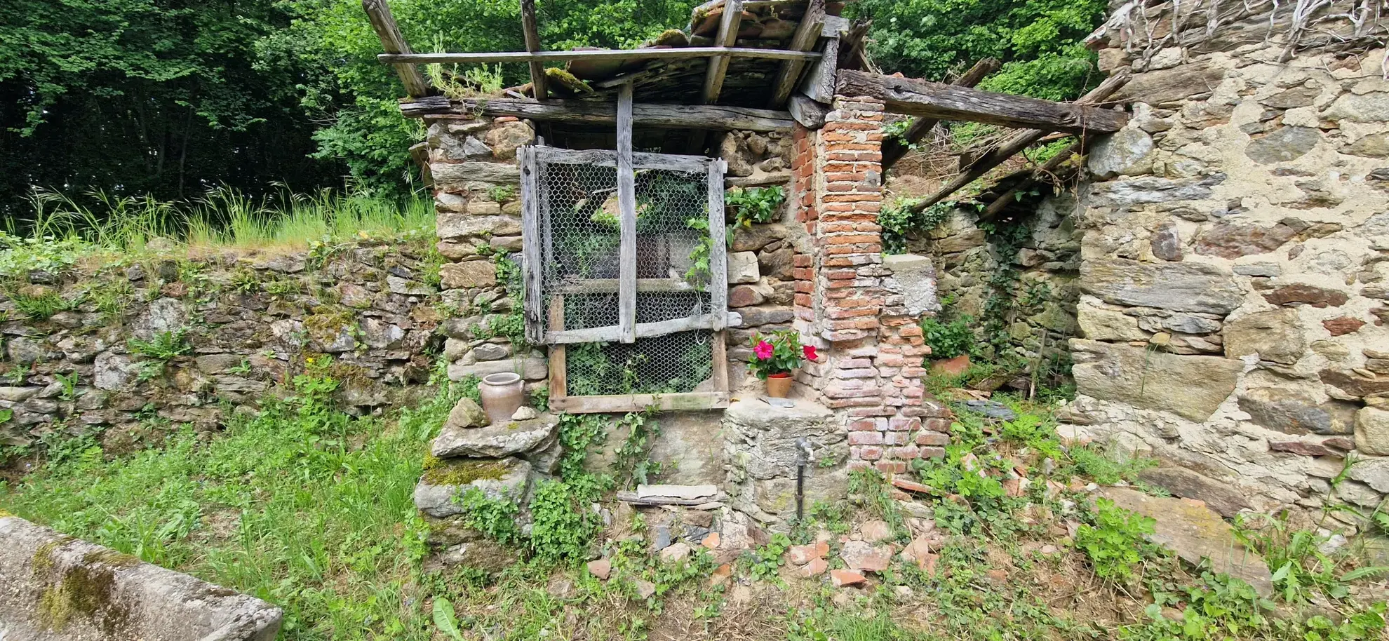 Ensemble en pierres avec maison à rénover et grange à proximité de Pompadour et Lubersac 