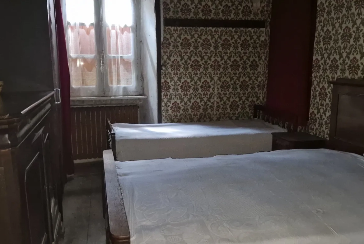 Ensemble en pierres avec maison à rénover et grange à proximité de Pompadour et Lubersac 