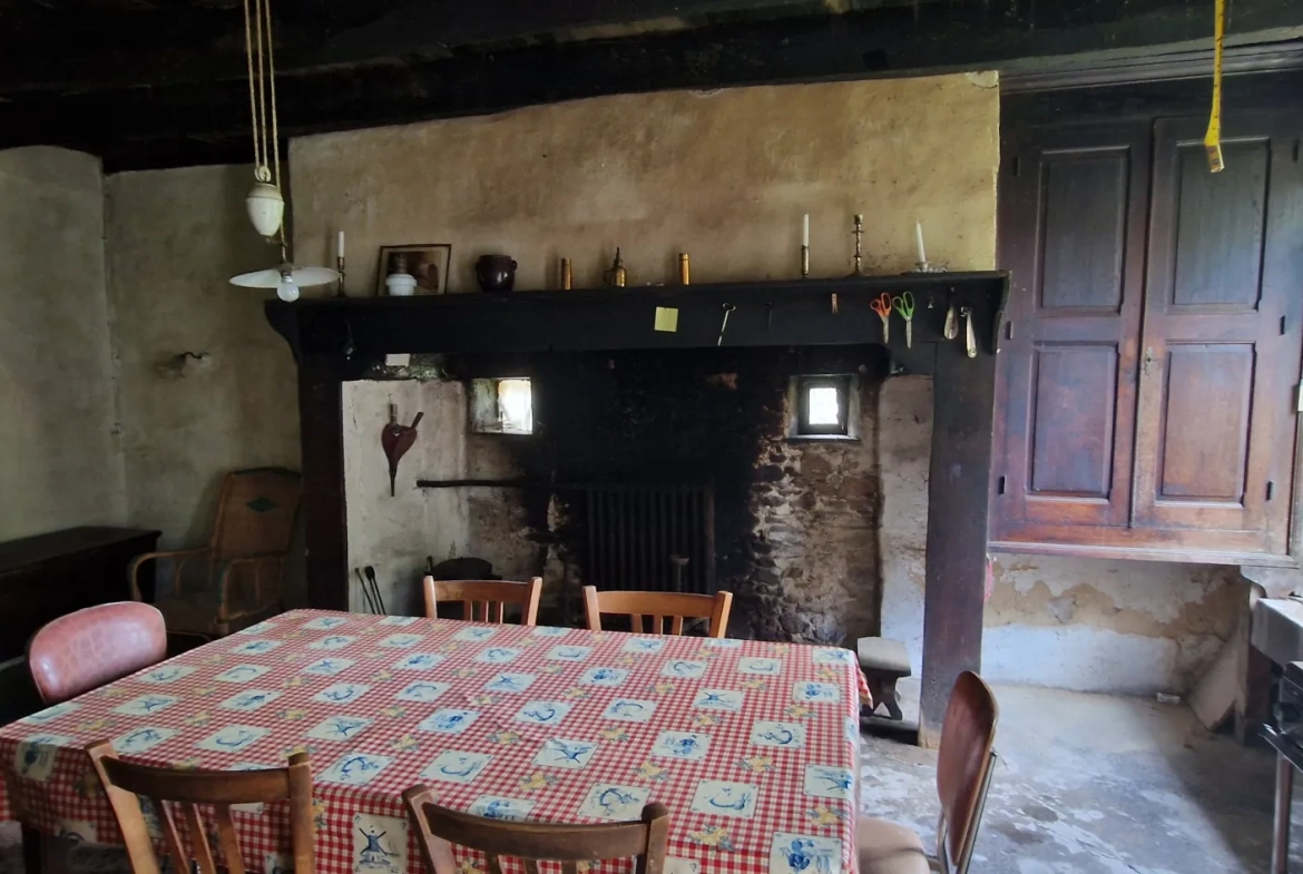 Ensemble en pierres avec maison à rénover et grange à proximité de Pompadour et Lubersac 