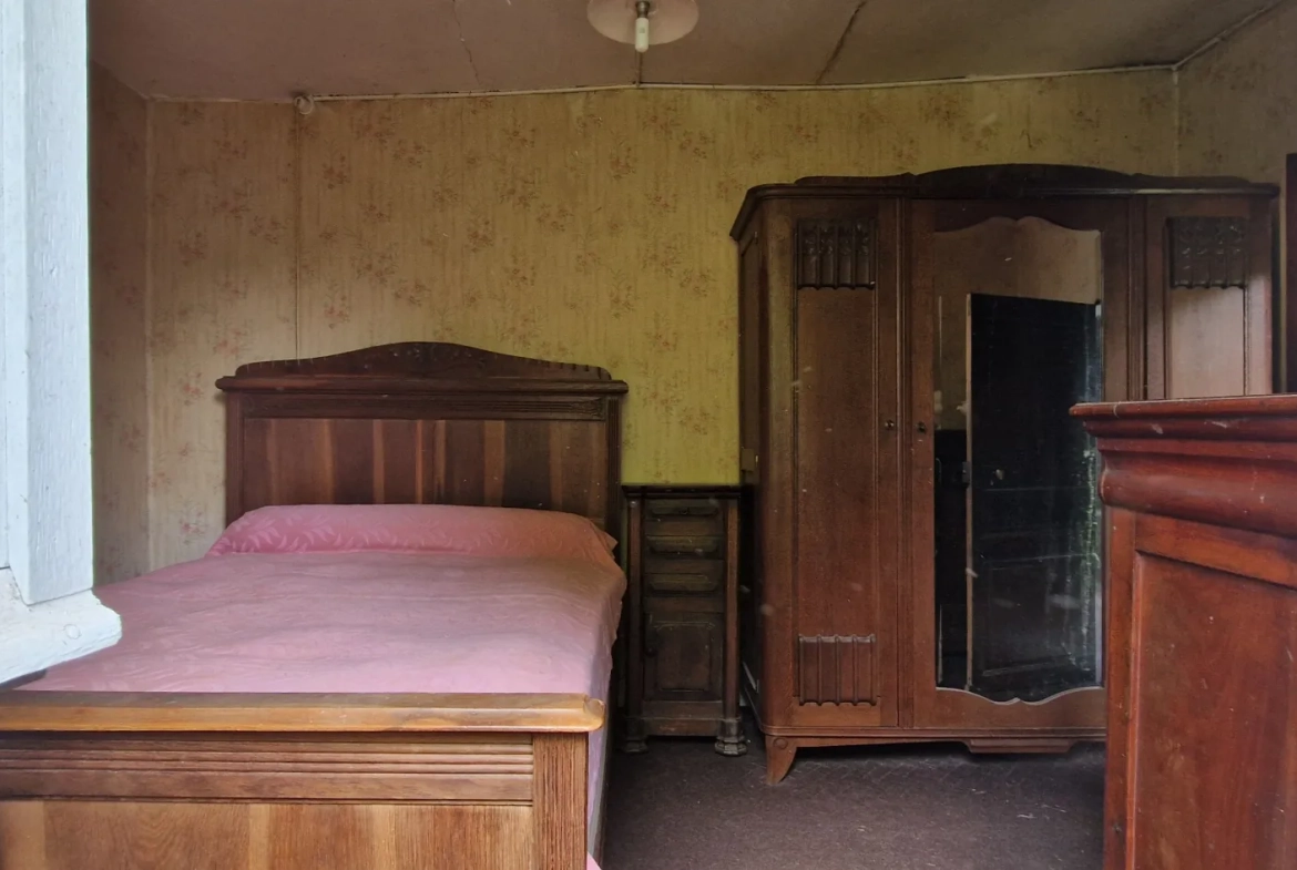 Ensemble en pierres avec maison à rénover et grange à proximité de Pompadour et Lubersac 