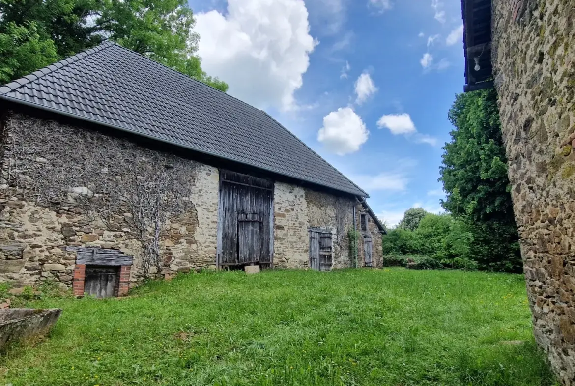 Ensemble en pierres avec maison à rénover et grange à proximité de Pompadour et Lubersac 
